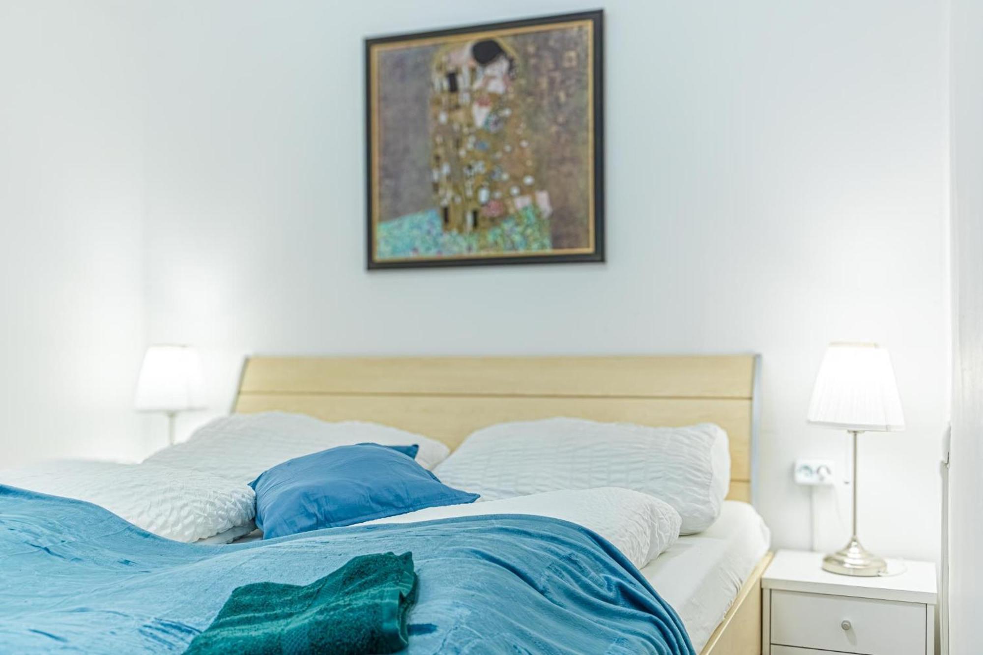 Basic 2Br Apt Perfectly Connected&Well Positioned เวียนนา ภายนอก รูปภาพ