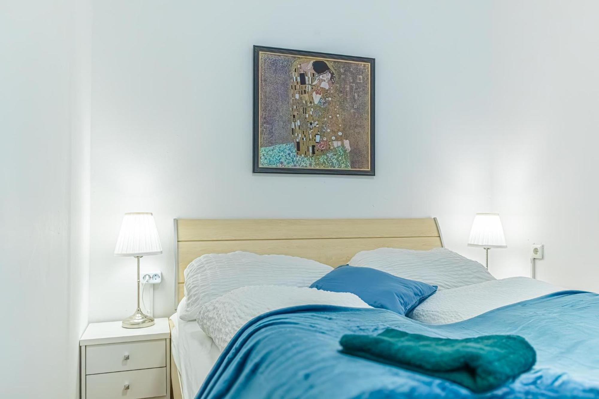 Basic 2Br Apt Perfectly Connected&Well Positioned เวียนนา ภายนอก รูปภาพ
